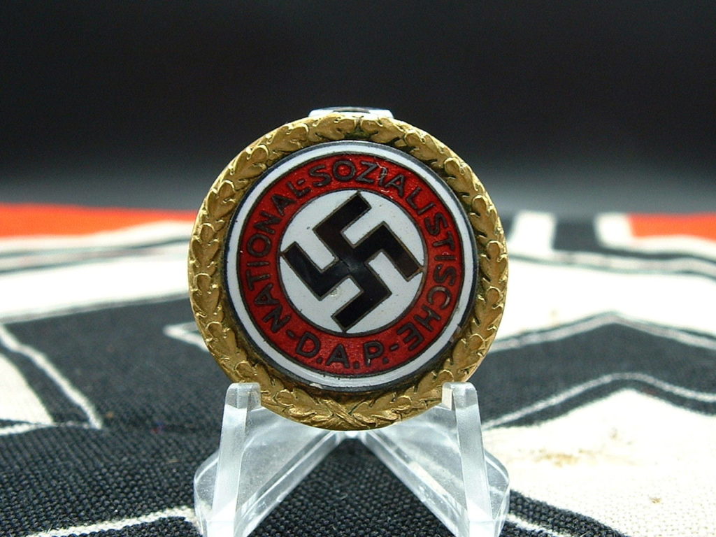 30mm Golden Party Badge by Deschler - M427 - 1