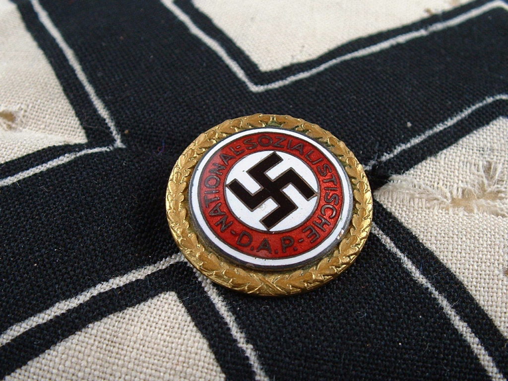 30mm Golden Party Badge by Deschler - M427 - 3
