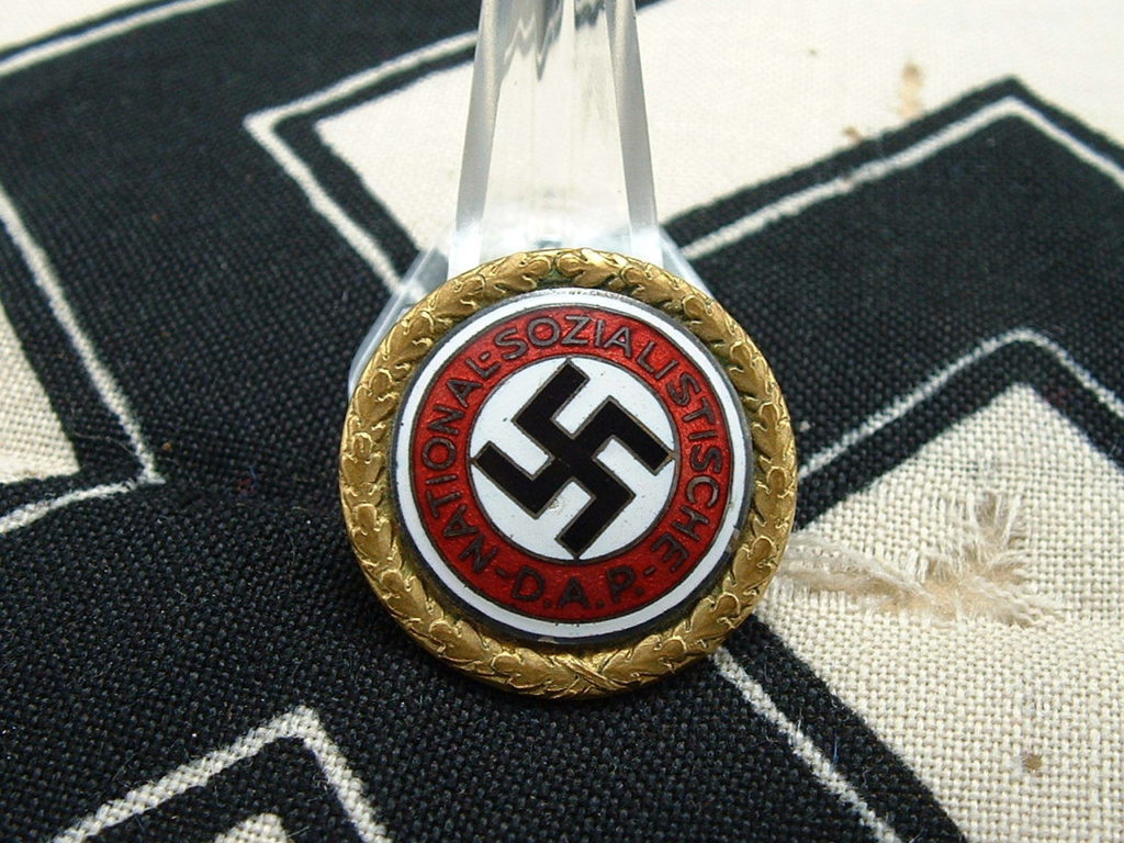 30mm Golden Party Badge by Deschler - M427 - 4