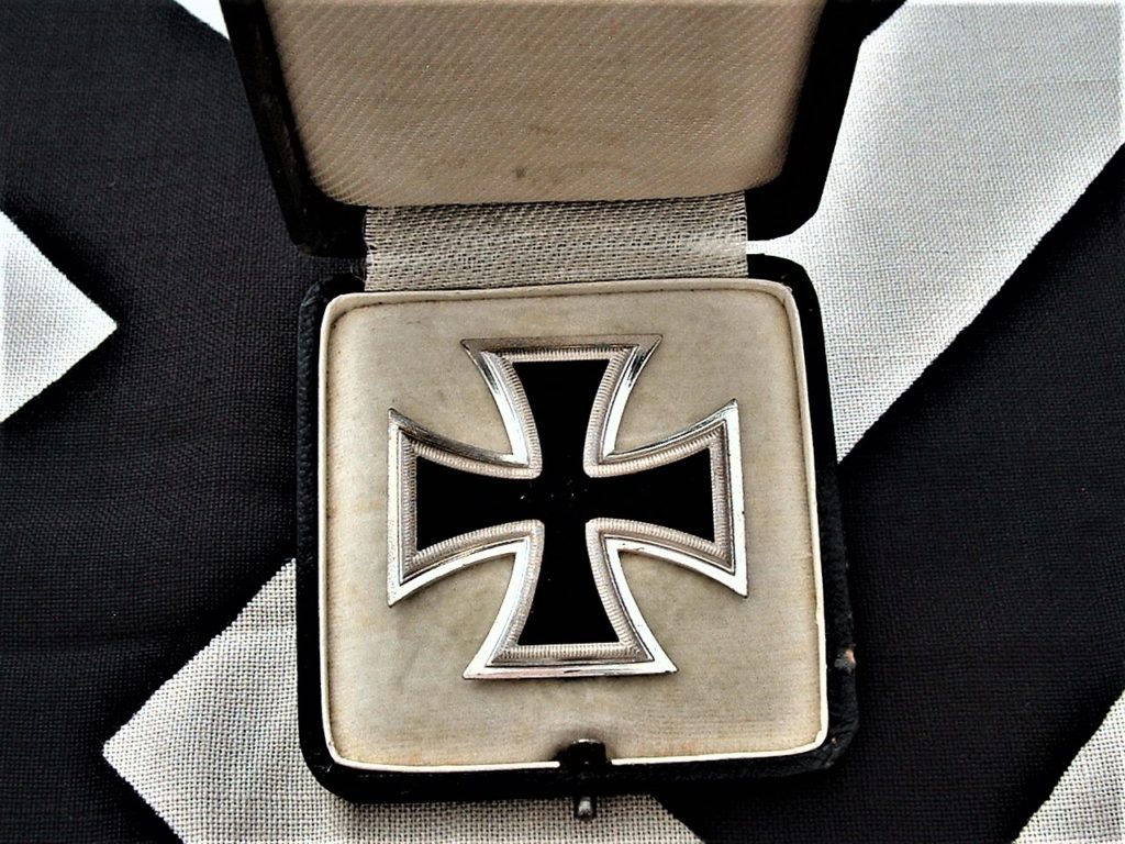 Minty Unissued Iron Cross 1st Class by K&Q - M449 - 7