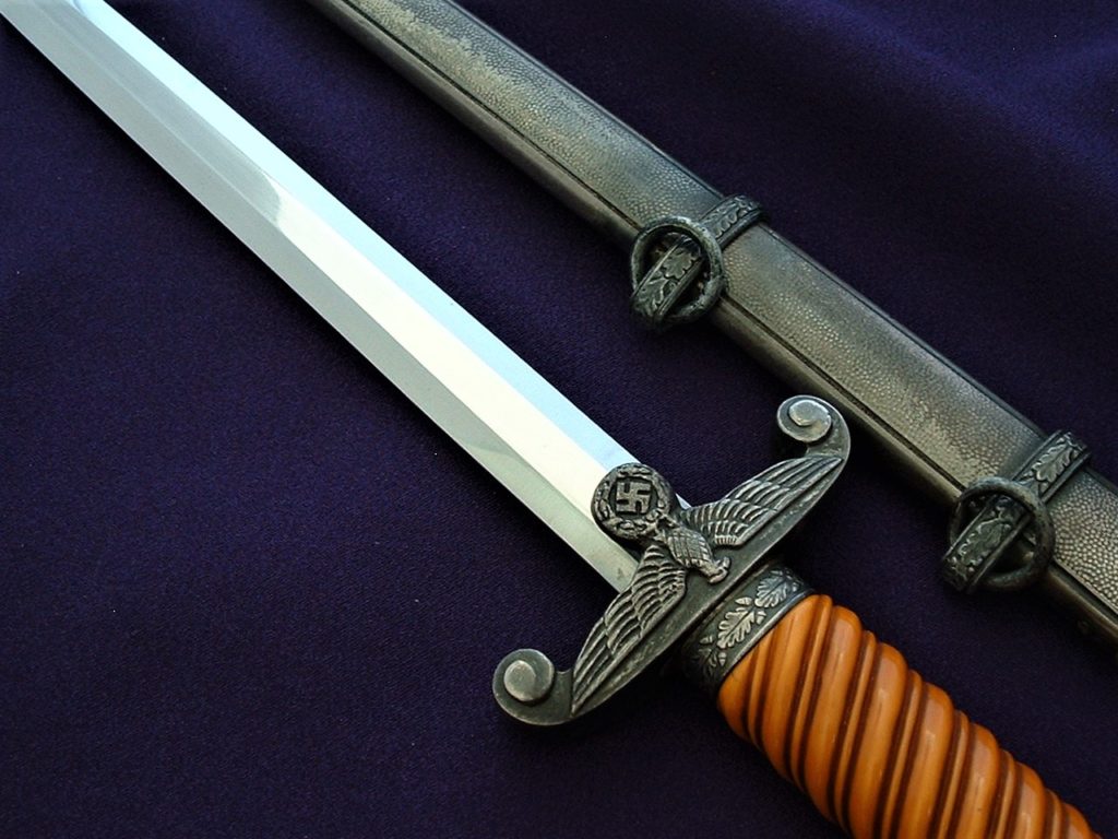 Slant Grip Heer Officer's Dagger by SMF - D897 - 9