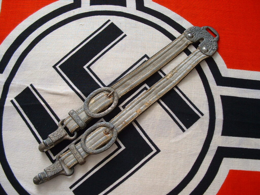 Horseshoe Army Dagger Hangers - A714 - 1