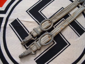 Horseshoe Army Dagger Hangers - A714 - 2