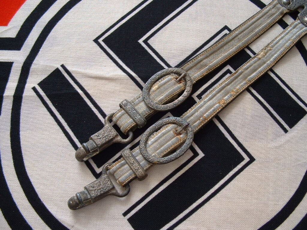 Horseshoe Army Dagger Hangers - A714 - 2