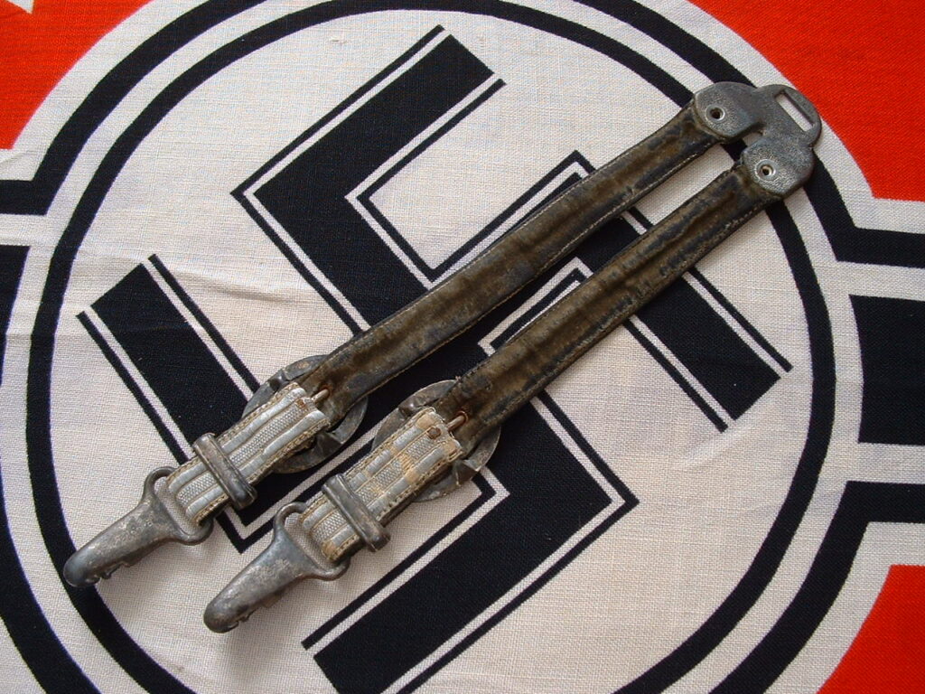 Horseshoe Army Dagger Hangers - A714 - 4