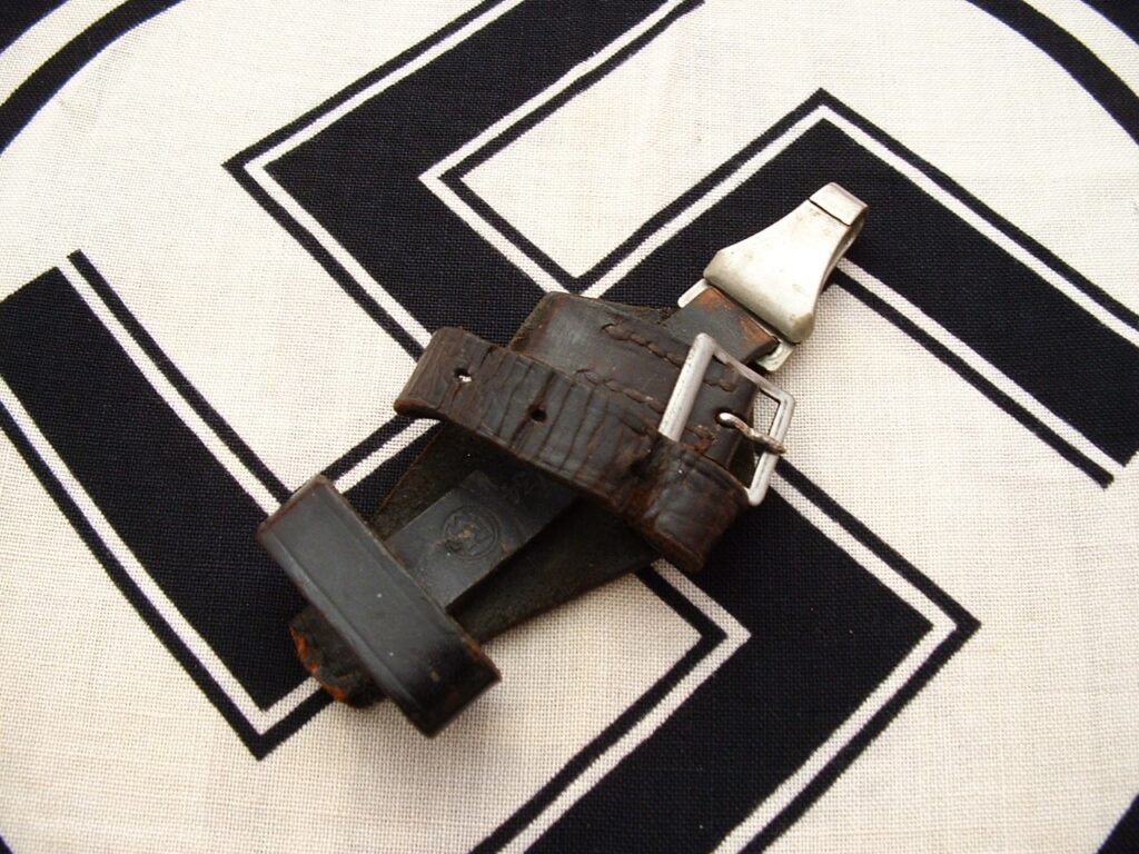1 - Vertical SS Dagger Hanger - A750