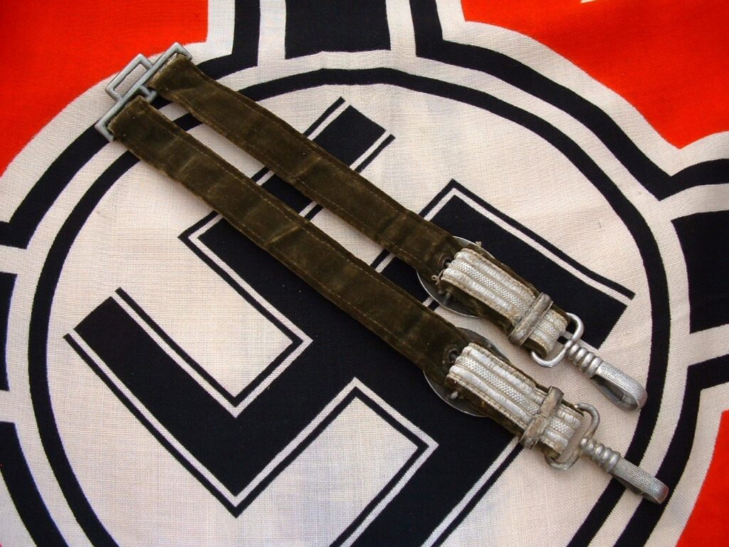 2 - Heer Dagger Hangers - A739