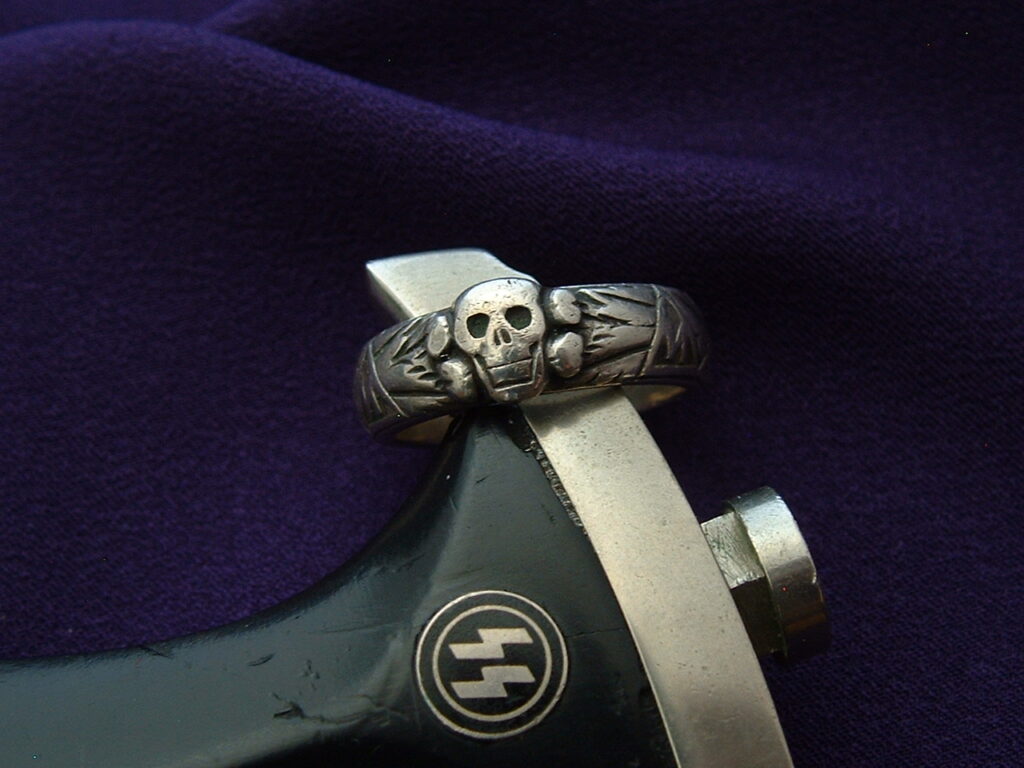 1 - Totenkopfring der SS