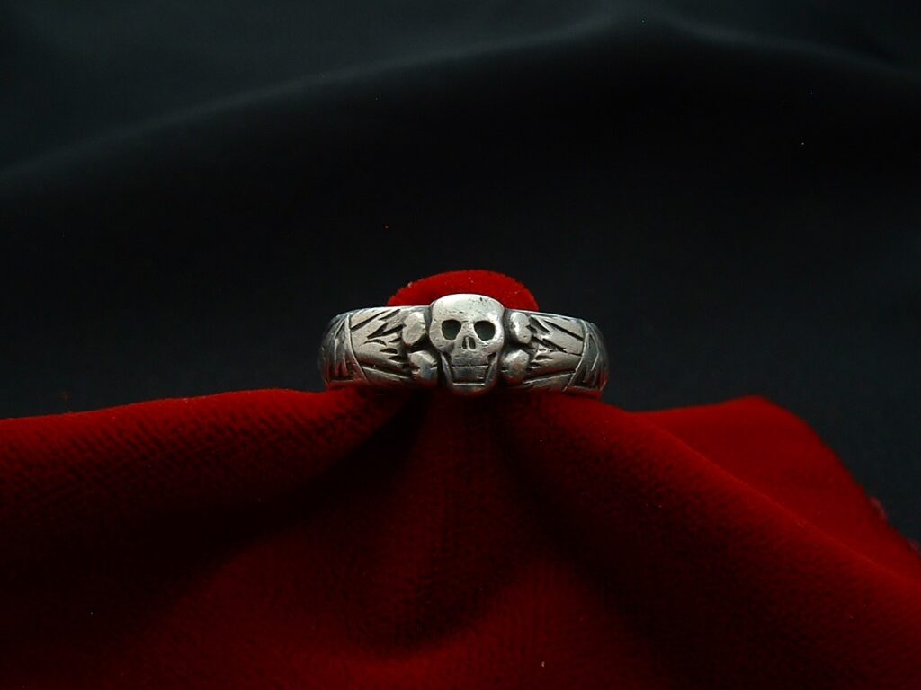 15 - Totenkopfring der SS