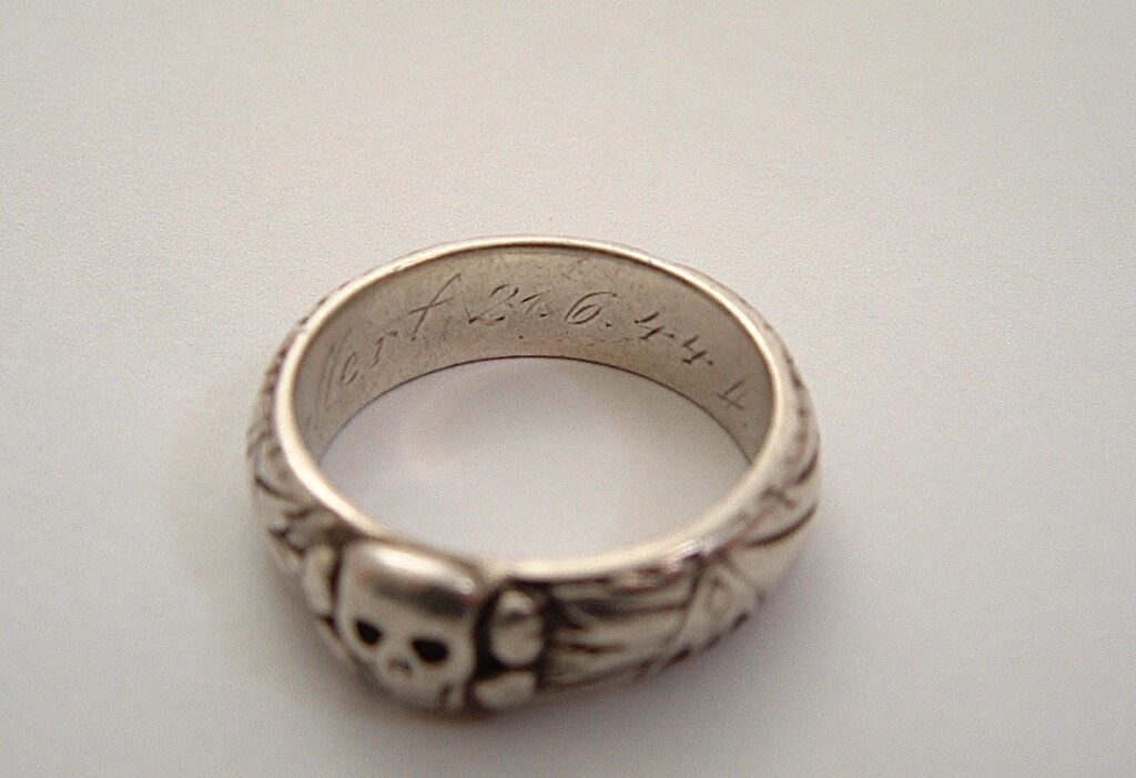 19 - Totenkopfring der SS