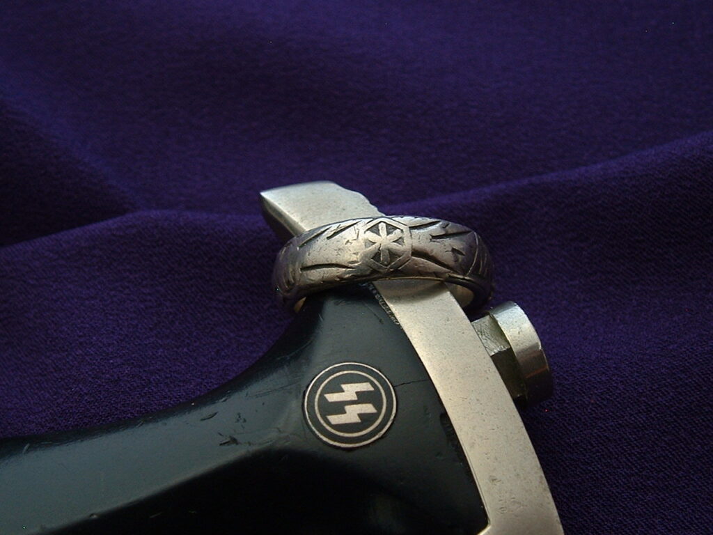 4 - Totenkopfring der SS