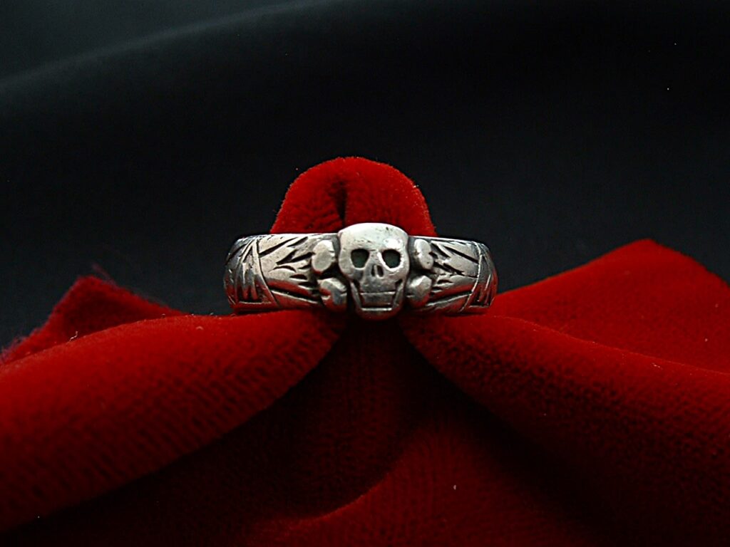 8 - Totenkopfring der SS