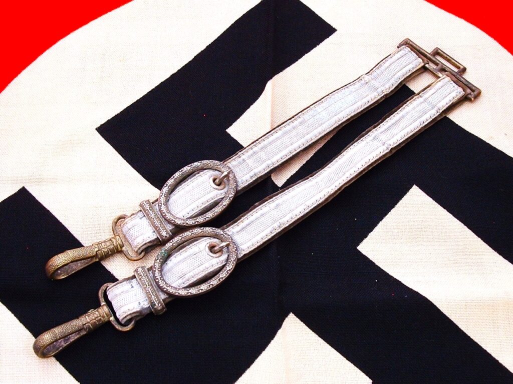 1 - Heer Dagger Hangers - A766