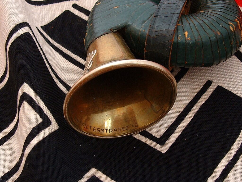 8 - Extremely Nice Hunting Association Horn - G271