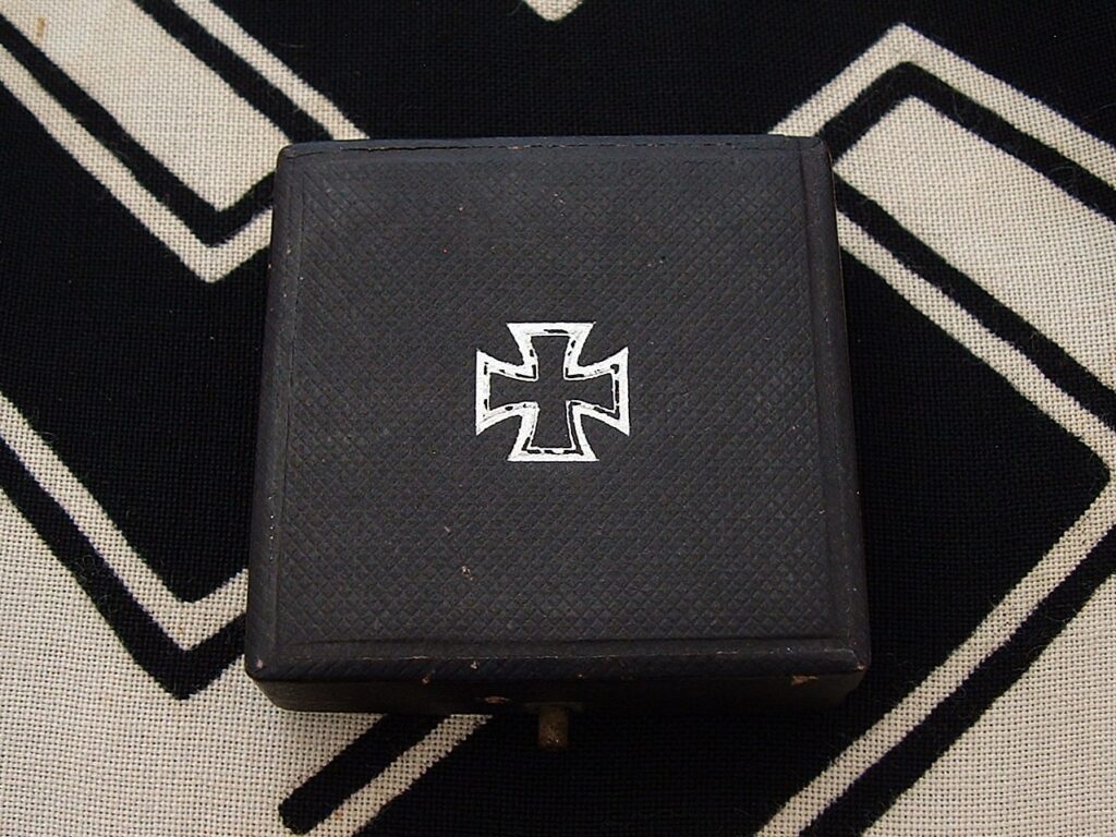 1 - WWI Iron Cross 1st Class by Königliches Münzamt Orden - M565