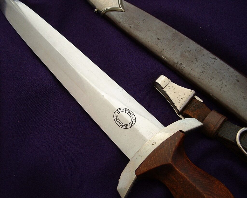 13 - Early Stormtrooper's Dagger by Bohmenachfl - D1220