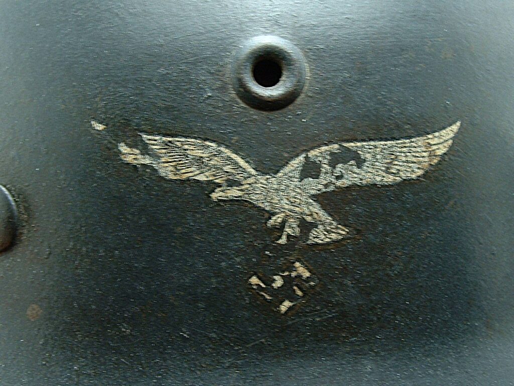 8 - M40 Luft Helmet SE62 - H229