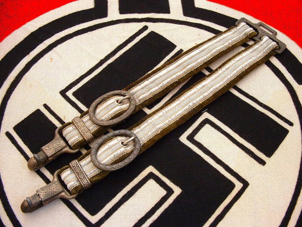 1 - Heer Dagger Hangers - A803