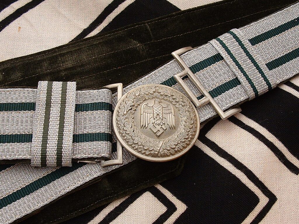 2 - Heer Officer's Buckle and Brocade - D224