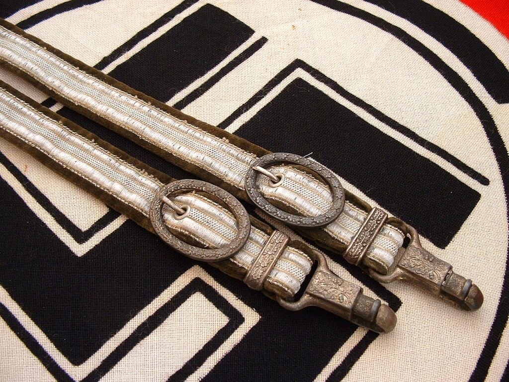 3 - Heer Dagger Hangers - A803