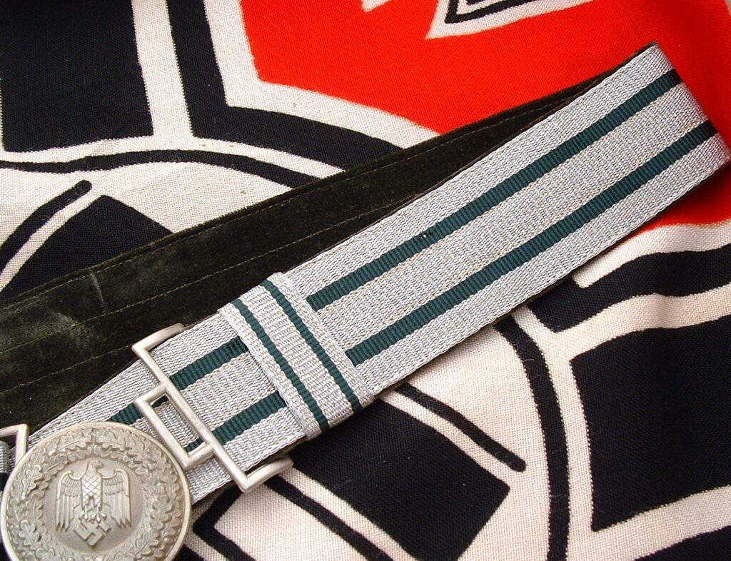 4 - Heer Officer's Buckle and Brocade - D224