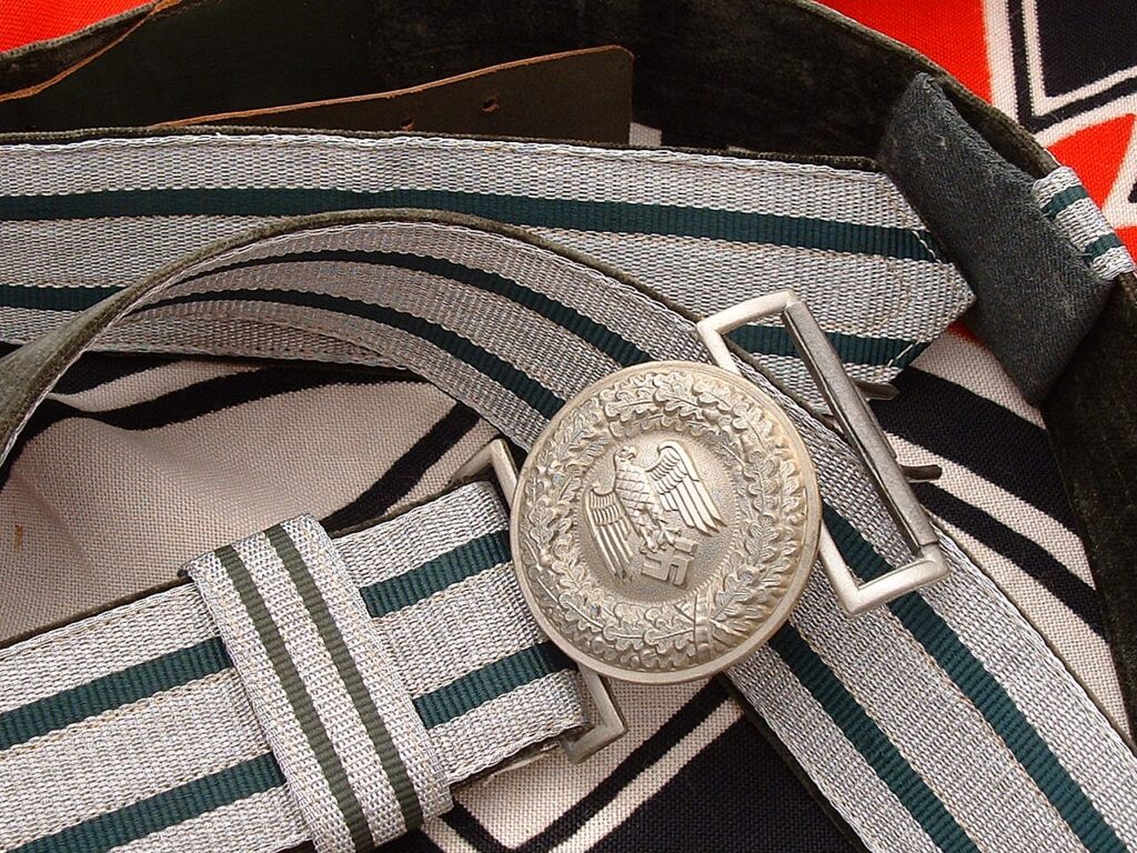 7 - Heer Officer's Buckle and Brocade - D224