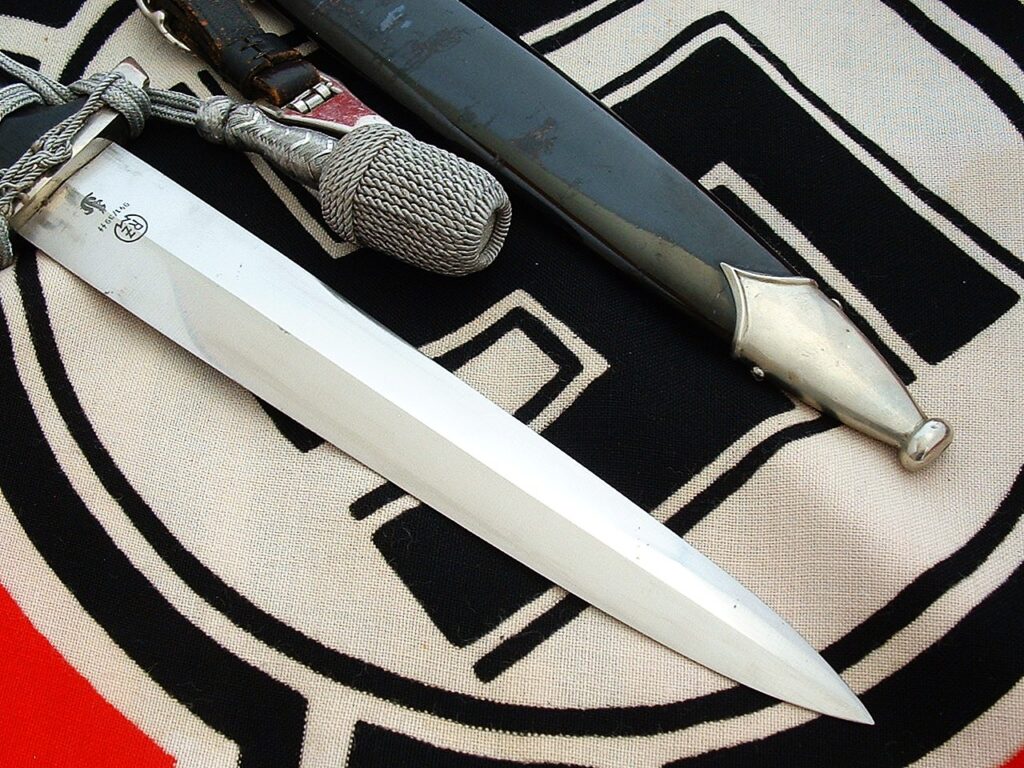 9 - Mid Period M33 Dagger With a Flare & Rare Trademark by Eickhorn - D1255