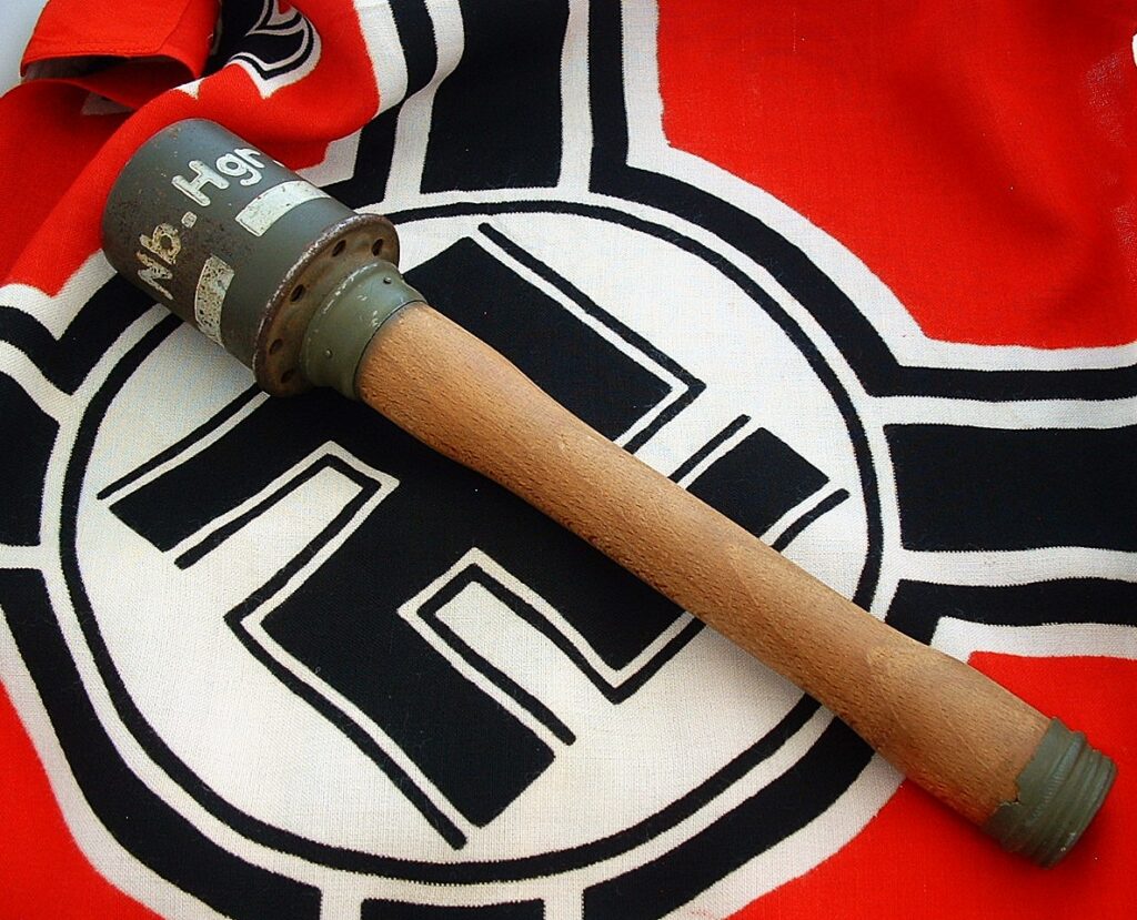 1 - WWII M3942 Nebel Smoke Grenade - G282