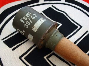 4 - WWII M3942 Nebel Smoke Grenade - G282