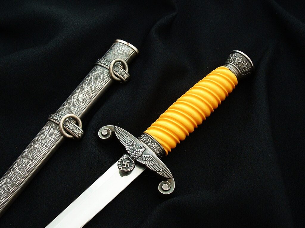 1 - Mint Heer Officer's Dagger by Eickhorn - D1265