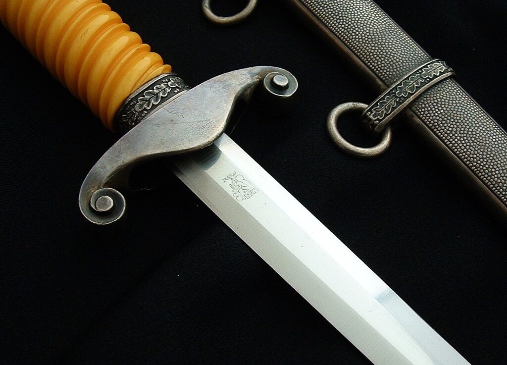 11 - Mint Heer Officer's Dagger by Eickhorn - D1265