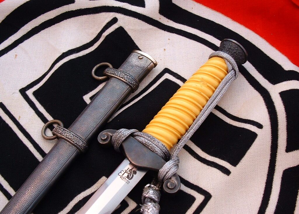 2 - Heer Officer's Dagger by Eickhorn - D1268
