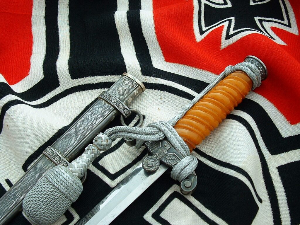 1 - Glass Grip Heer Officers' Dagger by Holler - D1279