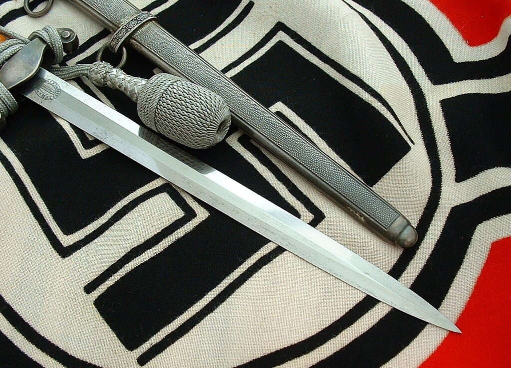 11 - Glass Grip Heer Officers' Dagger by Holler - D1279