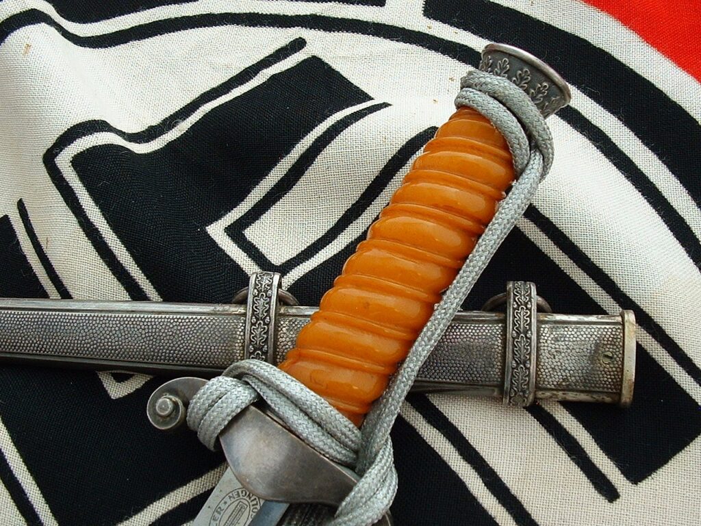 13 - Glass Grip Heer Officers' Dagger by Holler - D1279