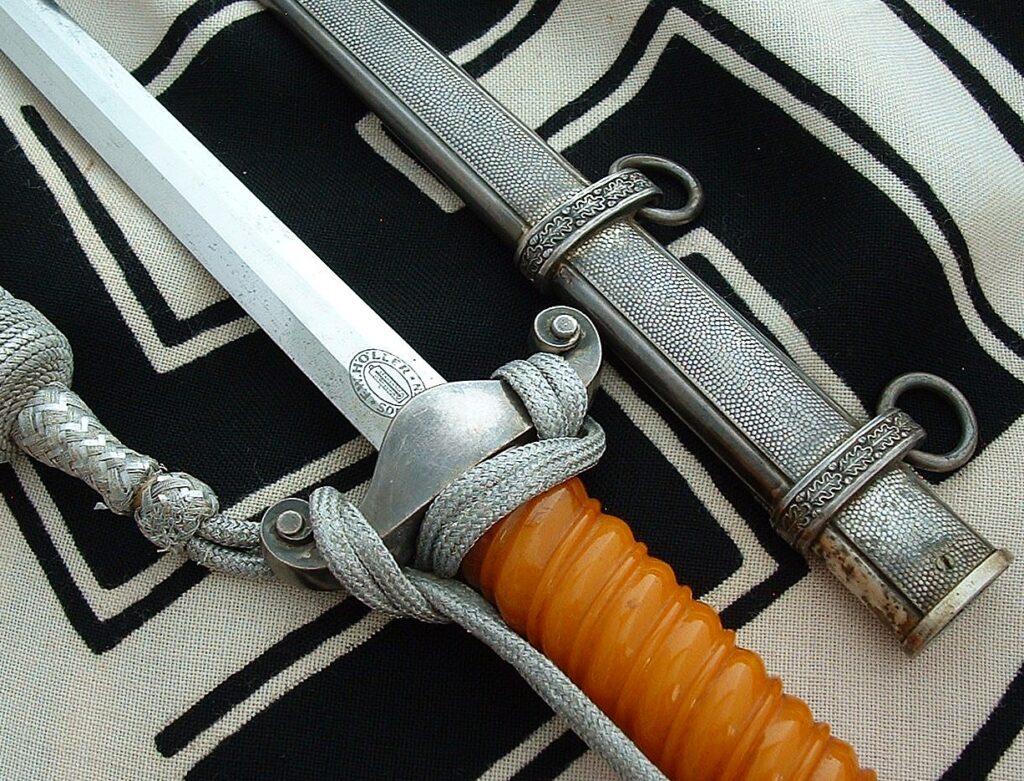 14 - Glass Grip Heer Officers' Dagger by Holler - D1279