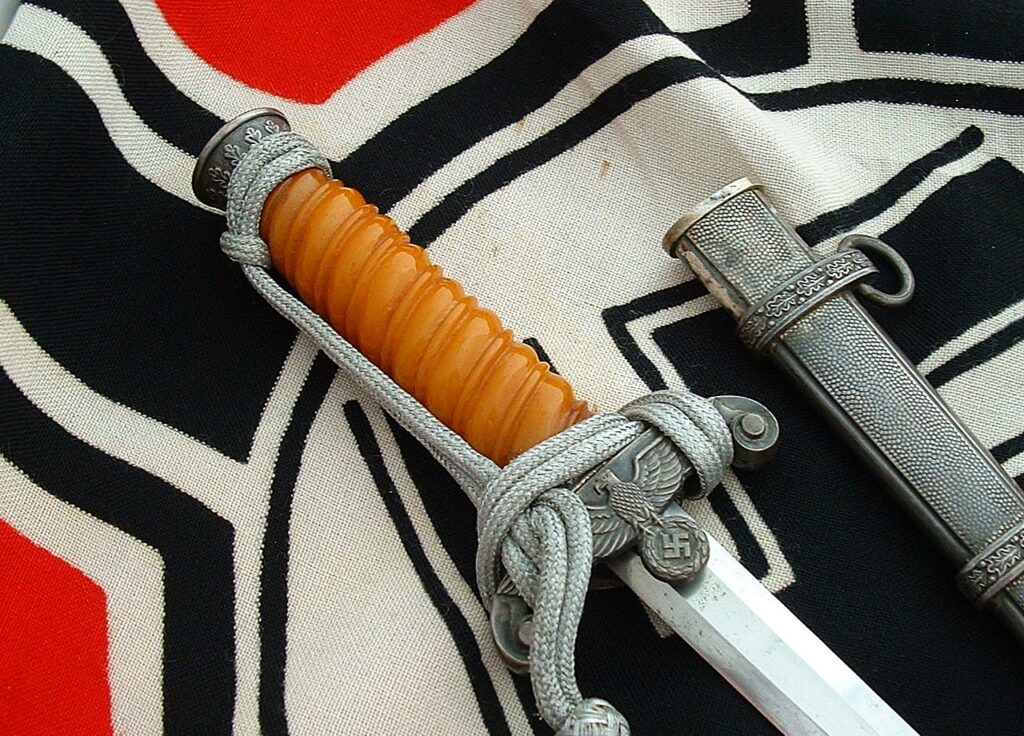 7 - Glass Grip Heer Officers' Dagger by Holler - D1279