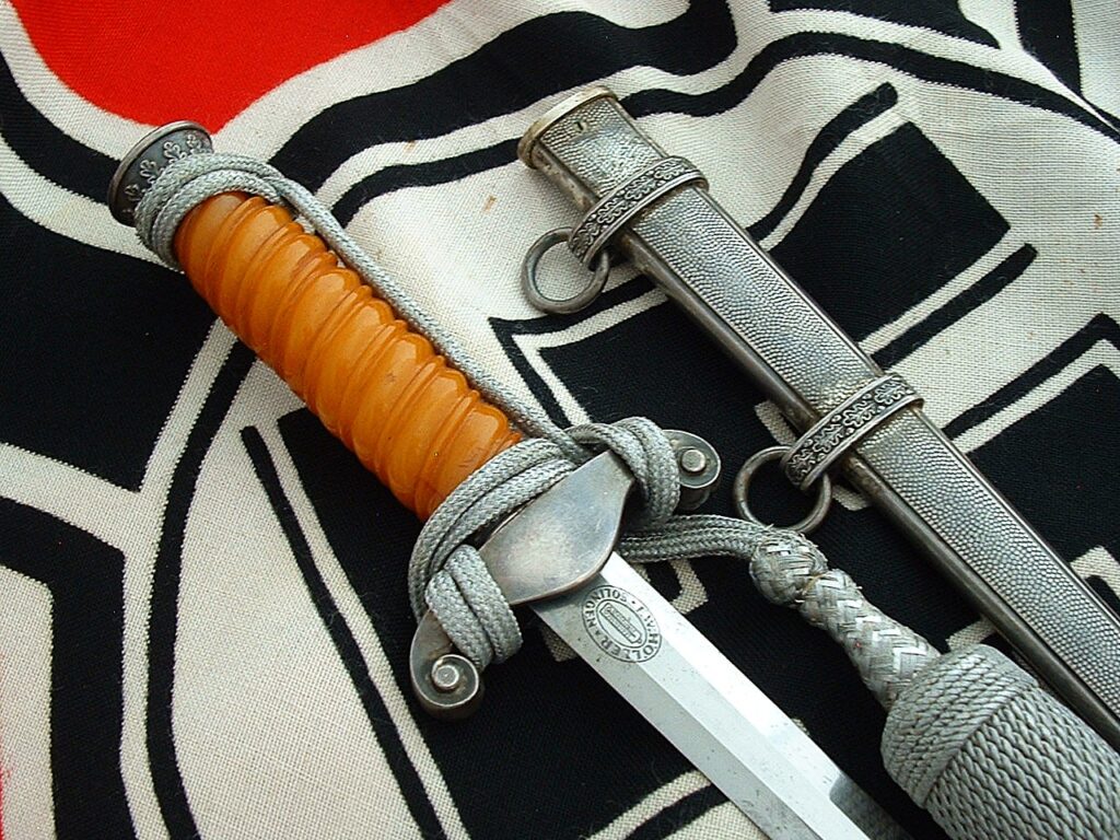 8 - Glass Grip Heer Officers' Dagger by Holler - D1279