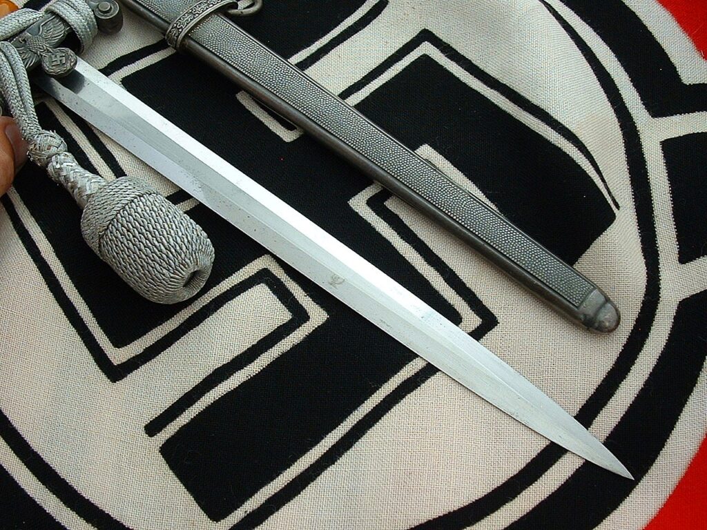 9 - Glass Grip Heer Officers' Dagger by Holler - D1279