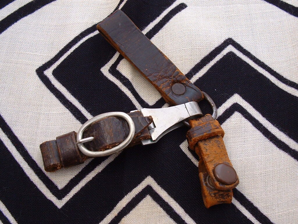 1 - Triple SA Dagger Hanger - A834