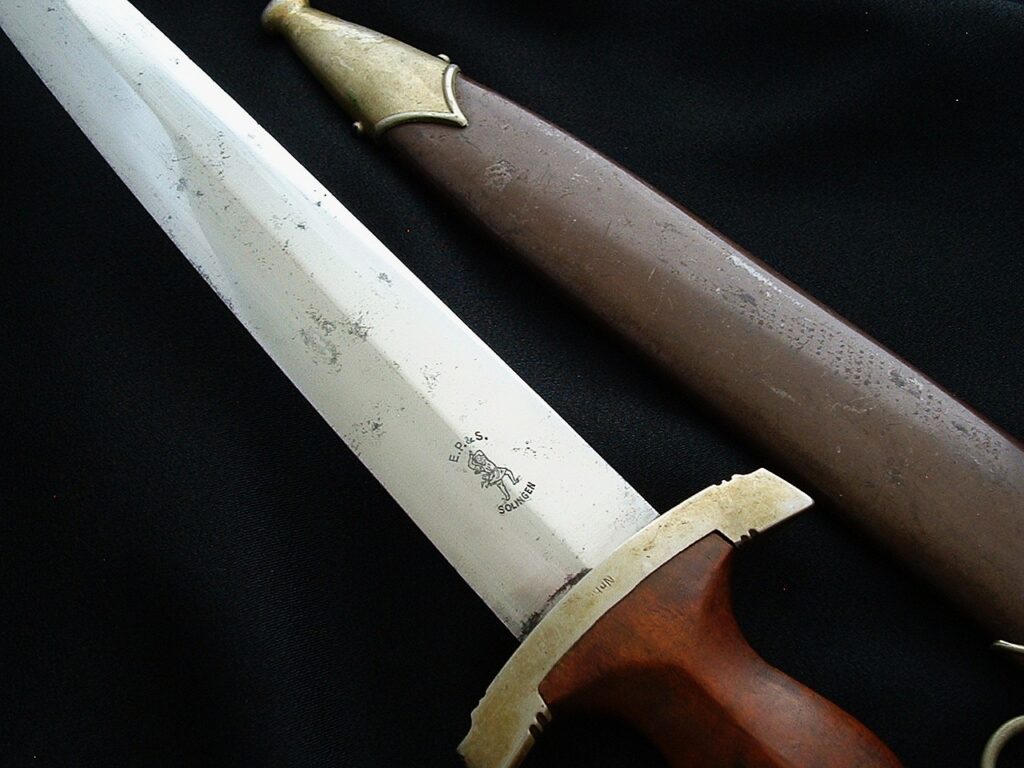 11 - Early Untouched Stormtrooper's Dagger by Pack - D1283