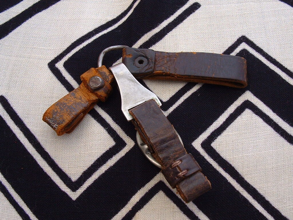 2 - Triple SA Dagger Hanger - A834